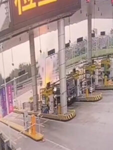 Read more about the article Volkswagen ID4 Collides With Toll Station In China