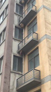 Read more about the article Multiple Hornet Nests Deter Thieves At High-Rise Property In China