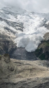 Read more about the article Spectacular Video Of Avalanche Cascading Down Mountain At Beauty Spot