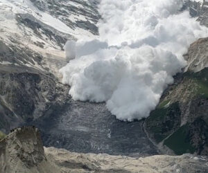 Spectacular Video Of Avalanche Cascading Down Mountain At Beauty Spot