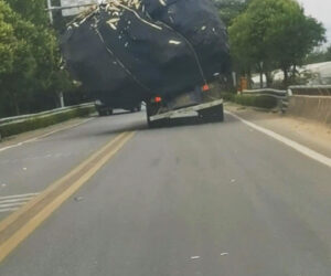 Unbalanced Lorry Avoids Tipping Over When Collision Removes Half Its Load
