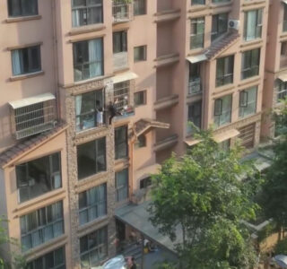 Read more about the article Neighbour Climbs Fourth-Floor Ledge Barefoot To Save Trapped Five-Year-Old