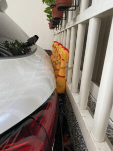 Read more about the article Crafty Man Uses Screaming Rubber Chickens As Car Parking Alarm In Tight Garage