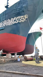 Read more about the article Incredible Worker Uses 20-Ft-Long Pole To Write A Ship’s Serial Numbers Without Scaffolding