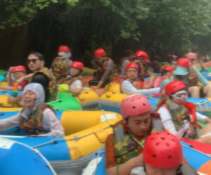 Tourists Survive Terrifying River Pile-Up As Inflatable Vessels Get Trapped