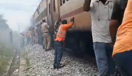 Read more about the article Passengers Join Rescuers To Push Train Cars Apart And Stop Blaze From Spreading