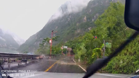 Read more about the article Driver Narrowly Dodges Giant Boulder That Tears Down Trees And Breaks Guardrails