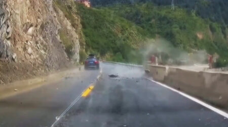 Read more about the article Motorist Narrowly Dodges Sudden Rockfall On Mountain Road