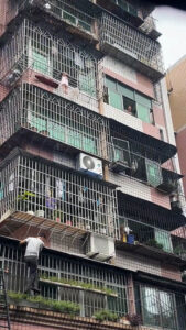 Read more about the article Little Girl Saved By Neighbours As She Hangs By Her Neck From Fifth-Floor Window
