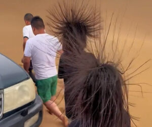  Tourists’ Hairs Stand Upright From Immense Static Electricity In Desert