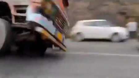 Read more about the article Two Dead As Speeding Lorry Overturns And Crushes Several Cars In India