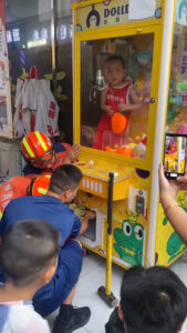 Read more about the article Five-Year-Old Boy Trapped Inside Claw Machine After Crawling In To Grab Prize