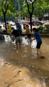 Read more about the article  Residents Affected By Typhoon Catch Fish In Flooded Streets