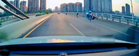 Read more about the article Motorised Paraglider Narrowly Avoids Cars Before Hitting Side Of Bridge