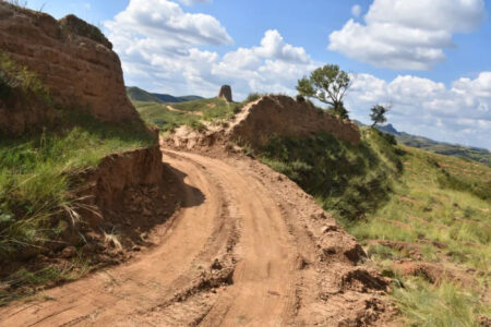 Read more about the article Workers Dig Shortcut Through Great Wall With An Excavator To Make A Shortcut To Work