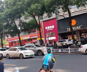 Woman Strikes Passing Cars With Her Heels In The Middle Of Traffic