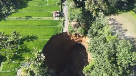 Read more about the article Massive 230-Ft Deep Sinkhole Severs Vital Bali Route