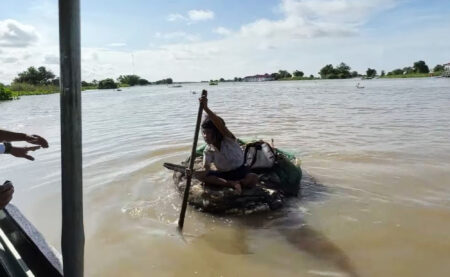 Read more about the article  Eight-Year-Old Girl Paddles Half A Mile On Raft Built From Garbage To Get To School