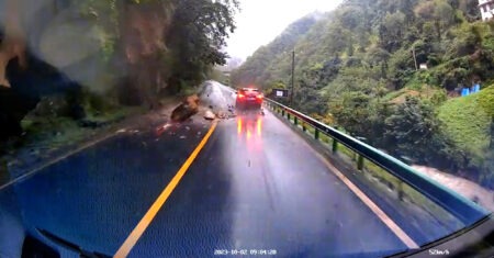 Read more about the article Driver Narrowly Escapes Huge Boulder That Tumbles Down The Mountain