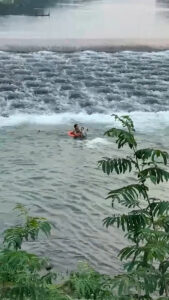 Read more about the article Man Saves Young Schoolgirl From Drowning In Speedy River