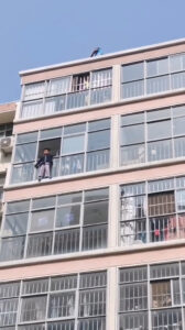 Read more about the article Brave Workers Risk Their Lives And Save Six-Year-Old Boy From Fifth-Floor Ledge