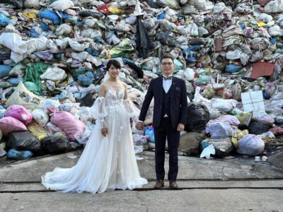 Read more about the article Newlyweds Pose Before Mountain Of Rubbish To Raise Awareness Of Consumer Waste