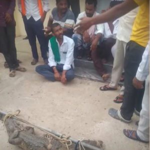 Read more about the article Farmers Bring Live Crocodile To Local Officials While Protesting Electricity Crisis