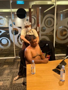 Read more about the article AirAsia CEO Bare-Chested While Having Massage During Meeting