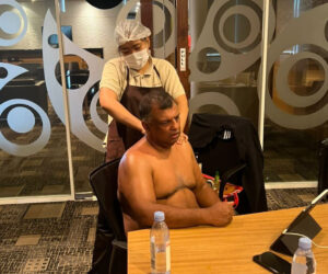 AirAsia CEO Bare-Chested While Having Massage During Meeting