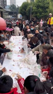 Read more about the article Store Customers Stuff 30-Ft-Long Free Birthday Cake Into Plastic Bags In Just Minutes