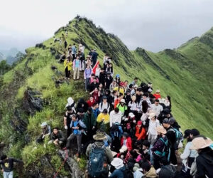 Thousands Of Tourist Hikers Swarm Mountaintop