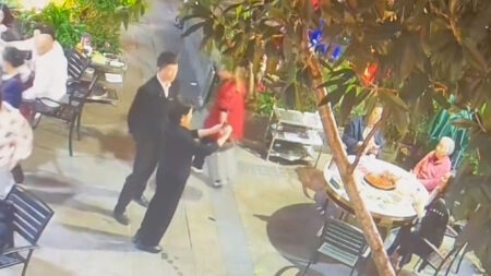 Read more about the article Waiter Accidentally Kicks Customer’s Phone Into Bowl Of Hot Pot While Taking Their Photo