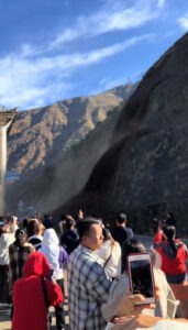 Read more about the article Tourists Narrowly Escape Terrifying Landslide’s Path