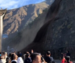 Tourists Narrowly Escape Terrifying Landslide’s Path