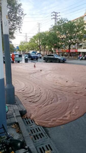 Read more about the article Strange Reddish Liquid Gushing Out From Beneath Road Baffles Residents