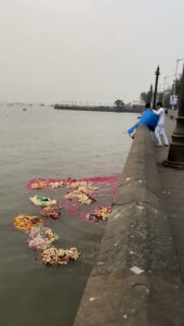 Read more about the article Moment Men Dump Rubbish Straight Into The Sea In Mumbai