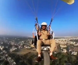  Indian Cops Use Paraglider To Monitor More Than A Million Pilgrims