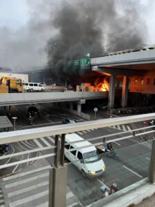 Read more about the article Metro Wagons Fill With Smoke After Truck Catches Fire On The Street