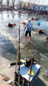 Read more about the article Footage Shows Moment Fishermen Being Stuck In Reservoir After Falling Through Thin Ice