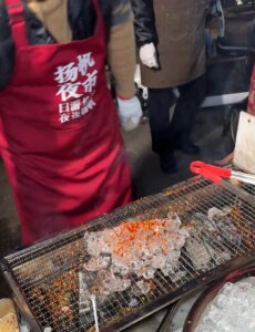 Read more about the article Street Vendor Sells Grilled Ice For GBP 1.6, Says It’s ‘Best Eaten Hot’