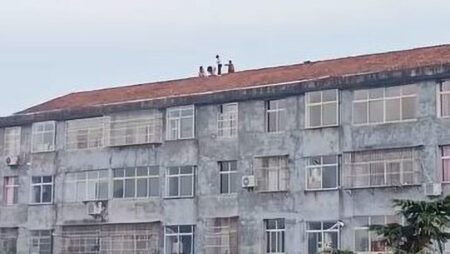 Read more about the article Woman Yells At Children Playing On Top Of Six-Storey Building