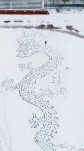 Read more about the article Chinese Artist Creates Jaw-Dropping Dragon By Walking Over Fresh Snow