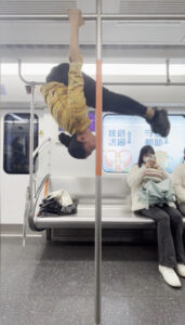 Read more about the article Fit Woman Stuns Subway Riders With Splits And Backflips