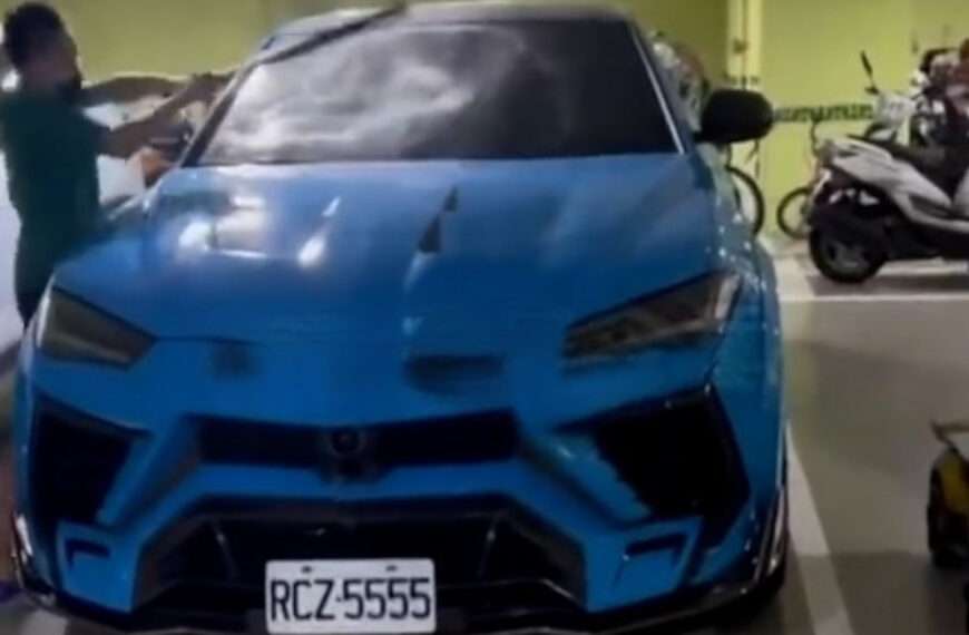 Moment Man Filmed As He Smashes Up 300,000 Lambo With Bat