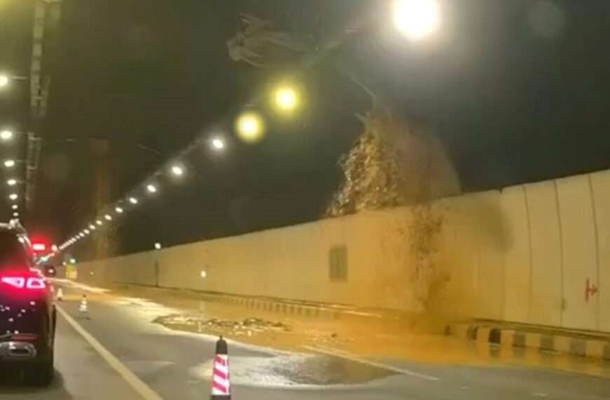 Just Opened Chinese Tunnel Flooded By Water That Cracked Roof